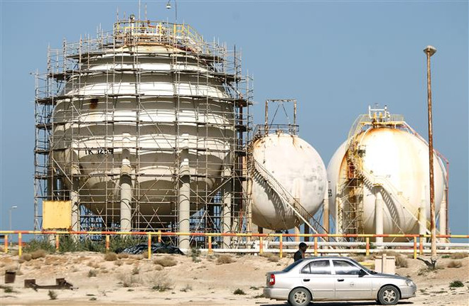 Một cơ sở khai thác dầu ở al-Buraqah, Libya. (Ảnh: AFP/TTXVN) Libya dự kiến tăng sản lượng dầu mỏ lên 1,2 triệu thùng mỗi ngày ảnh 1