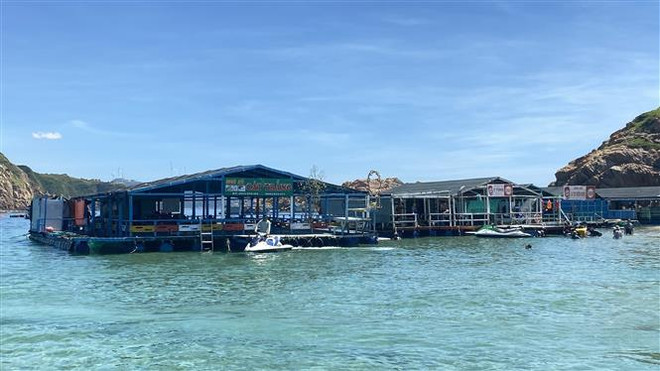 Tại khu vực đảo Hòn Khô Lớn có tám nhà hàng bè nổi hoạt động tự phát. (Ảnh: Tường Quân/TTXVN) Bình Định: Chấn chỉnh các nhà hàng bè nổi hoạt động tự phát ở Hòn Khô ảnh 1