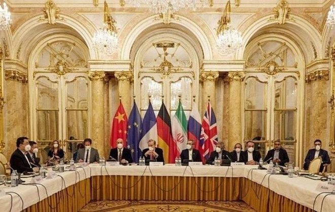Các đại biểu tại vòng đàm phán khôi phục thỏa thuận hạt nhân Iran ở Vienna, Áo ngày 27/12/2021. (Ảnh: AFP/TTXVN) Pháp nhận định vẫn có khả năng khôi phục thỏa thuận hạt nhân Iran ảnh 1