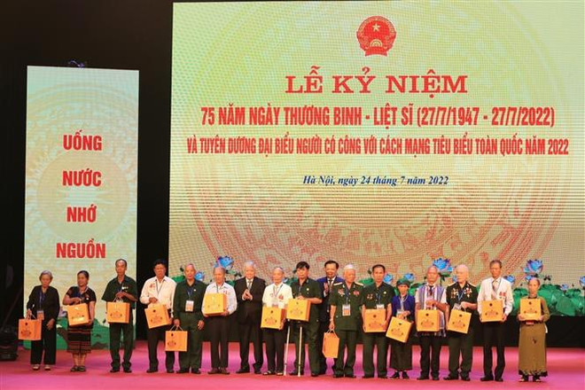 Lãnh đạo Đảng và Nhà nước tặng quà cho các đại biểu Người có công với cách mạng toàn quốc năm 2022. (Ảnh: Tuấn Anh/ TTXVN) "Mãi mãi biết ơn những người mang lại độc lập, hòa bình cho Tổ quốc" ảnh 3