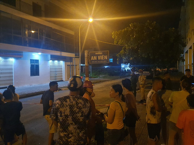 Lực lượng chức năng điều tra, xác minh tại hiện trường vụ án từ chiều đến đêm muộn ngày 22/7. (Ảnh: laodong.vn) Xác định danh tính nghi phạm cắt lìa đầu người phụ nữ tại Hải Phòng ảnh 1