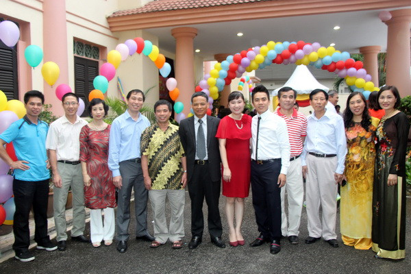 Đại sứ chụp ảnh cùng cán bộ sứ quán và cơ quan đại diện. (Ảnh: Kim Dung-Chi Giáp/Vietnam+) Đại sứ quán Việt Nam tại Malaysia tổ chức đón Xuân ảnh 1