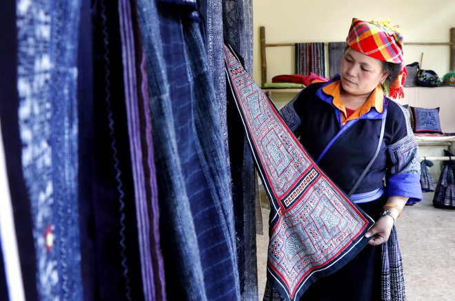Họa tiết hoa văn trên nền trang phục Mông chủ yếu là các hoa văn hình học được làm thủ công, thể hiện sự khéo léo, tài năng của người phụ nữ Mông nơi đây. (Ảnh: Tuấn Anh/TTXVN) Những nét đặc sắc trong văn hóa đồng bào dân tộc Mông ở Yên Bái ảnh 5