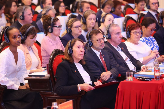 ttxvn chu_tich_thuong_vien_australia_sue_lines_du_dien_dan_viet_nam_-_australia4.jpg