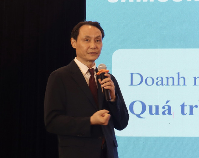 Ông Jang Yoon Ho, Giám đốc Nhóm hợp tác đối tác Samsung Vietnam chia sẻ hoạt động hỗ trợ xây dựng nhà máy thông minh tại hội thảo. (Ảnh: Xuân Anh/TTXVN) ttxvn hoi_thao_giai_phap_cho_nha_may_thong_minh3.jpg