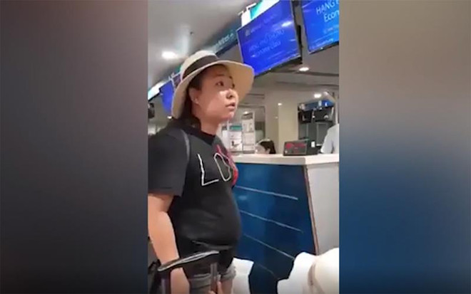 Bà Lê Thị Hiền bị phạt 200.000 đồng do mắng chửi, hành hung nhân viên hàng không. (Ảnh cắt từ clip) Nữ hành khách chửi thậm tệ nhân viên hàng không bị phạt 200.000 đồng ảnh 1