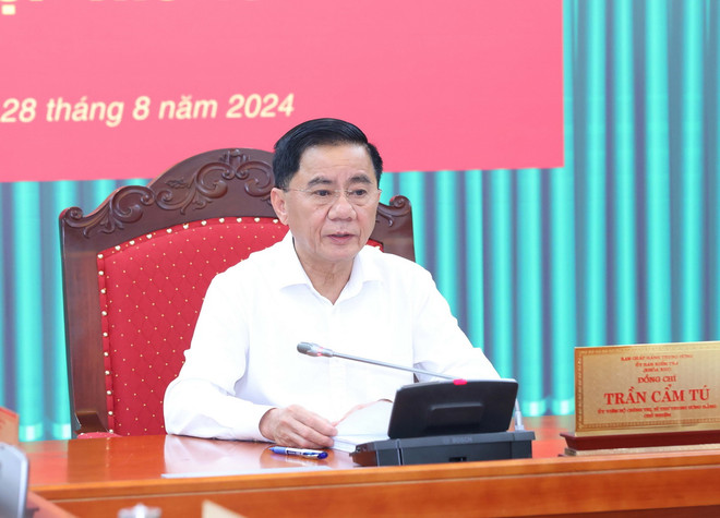 Ông Trần Cẩm Tú chủ trì kỳ họp. (Ảnh: Phương Hoa/TTXVN) ttxvn_UBKTTW (1).jpg