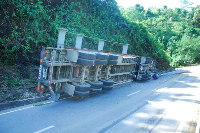 Kon Tum: Lật xe chở sữa trên đèo Lò Xo, 2 người thương vong ảnh 1