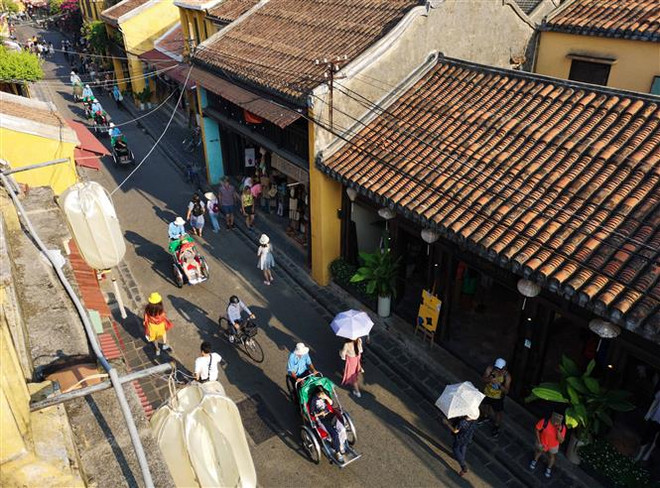 Du khách quốc tế tham quan Phố cổ Hội An. (Ảnh minh họa: Thanh Tùng/TTXVN) Đặc sắc những ngày văn hóa Hàn Quốc tại Quảng Nam năm 2019 ảnh 1
