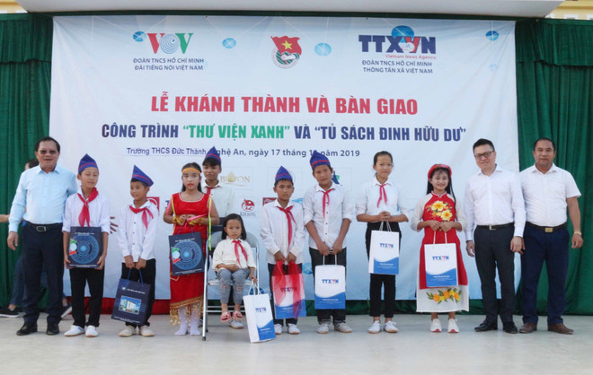 Trao tặng Tủ sách Đinh Hữu Dư cho học sinh vùng khó khăn ở Nghệ An ảnh 1