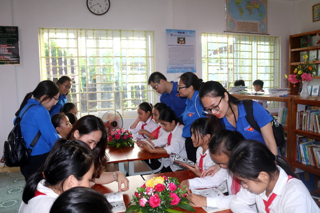 Trao tặng Tủ sách Đinh Hữu Dư cho học sinh vùng khó khăn ở Nghệ An ảnh 3