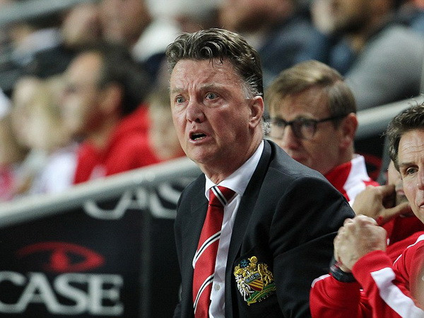 HLV Louis Van Gaal bất lực nhìn Manchester United thảm bại ảnh 1