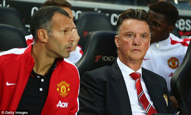 HLV Louis Van Gaal bất lực nhìn Manchester United thảm bại ảnh 3