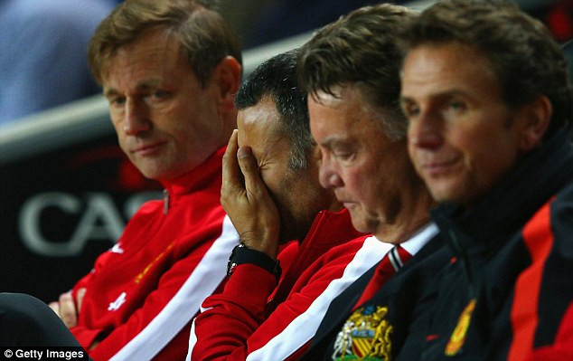 HLV Louis Van Gaal bất lực nhìn Manchester United thảm bại ảnh 2