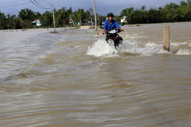 Nhiều địa phương, tuyến đường ở Bình Định bị chia cắt do mưa lũ ảnh 1