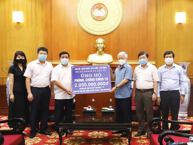 Quỹ vaccine phòng COVID-19 tiếp nhận hơn 160 tỷ đồng trong một ngày ảnh 1