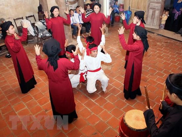Điệu hát "Mó cá," một trong những điệu hát Xoan được các nam thanh, nữ tú yêu thích.(Ảnh: Nhật Anh/TTXVN) Thưởng thức nét văn hóa cổ độc đáo trong Lễ hội Đền Hùng 2019 ảnh 1