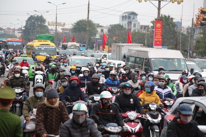 Lượng phương tiện xe nối đuôi tại đường Ngọc Hồi để vào thành phố Hà Nội. (Ảnh: Việt Hùng/Vietnam+) Bến xe vắng khách, cửa ngõ Thủ đô ùn tắc cục bộ ngày cuối kỳ nghỉ Tết ảnh 1