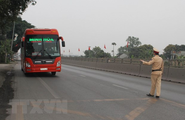 Lực lượng cảnh sát giao thông Ninh Bình kiểm tra xe khách đi từ tỉnh khác qua địa phận Ninh Bình. (Ảnh: Thùy Dung/TTXVN) Xử lý nghiêm vi phạm phòng chống dịch COVID-19 và nồng độ cồn ảnh 2