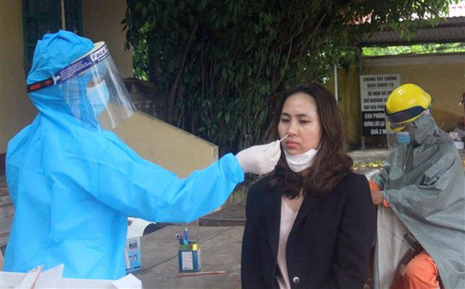 Người dân thị xã Bỉm Sơn khai báo y tế và lấy mẫu xét nghiệm COVID-19. (Ảnh: Nguyễn Nam/TTXVN) Thanh Hóa: Ổ dịch tại thị xã Bỉm Sơn rất nguy hiểm và phức tạp ảnh 1