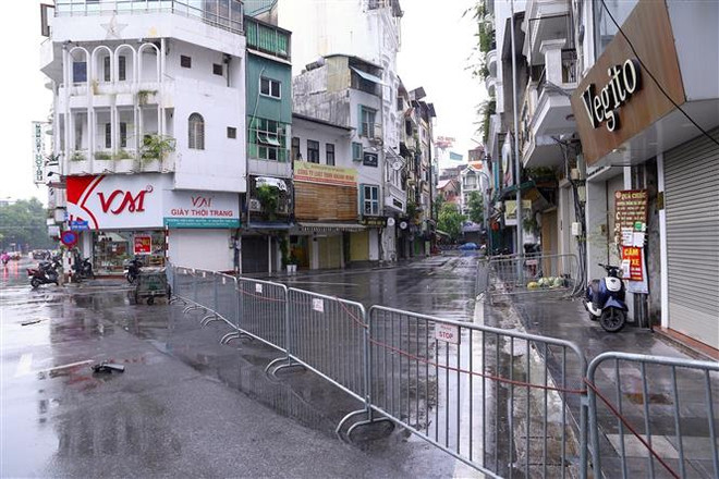 Phố Đình Ngang, phường Cửa Nam, quận Hoàn Kiếm bị phong tỏa. (Ảnh: Hoàng Hiếu/TTXVN) Ngày 16/10, Hà Nội có 12 ca dương tính với SARS-CoV-2 đã được cách ly ảnh 1