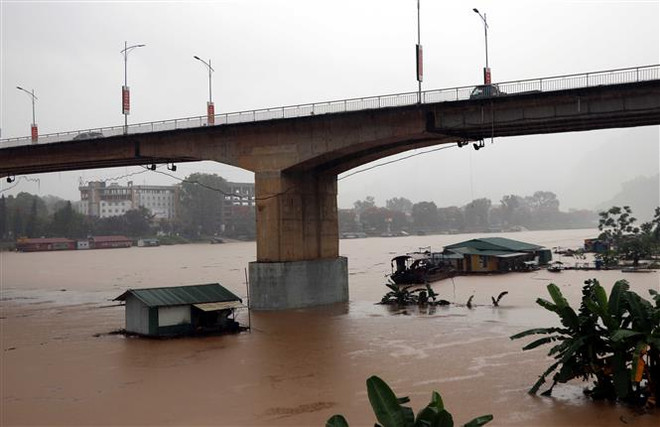 Mực nước sông Lô, địa phận thành phố Tuyên Quang đang dâng khá cao. (Ảnh: Quang Đán/TTXVN) Xả đáy thủy điện Tuyên Quang vào 17h30 ngày 1/6 và 7h ngày 2/6 ảnh 1