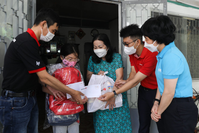 Đại diện Ban tổ chức, Quỹ Hy vọng Thành phố Hồ Chí Minh trao quà Tết cho trẻ em mồ côi do dịch COVID-19. (Ảnh: Thanh Vũ/TTXVN) Thành phố Hồ Chí Minh: Vì người nghèo - Không để ai bị bỏ lại phía sau ảnh 1