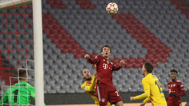 Mueller đánh đầu ghi bàn vào lưới Barcelona. (Nguồn: FcBayern) Thomas Mueller lập nên kỳ tích tại đấu trường Champions League ảnh 2