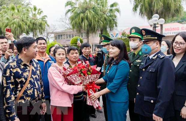 Lãnh đạo thành phố Móng Cái tặng hoa chúc mừng các đoàn khách quốc tế đầu tiên qua cửa khẩu quốc tế Móng Cái. (Ảnh: TTXVN phát) Quảng Ninh đẩy mạnh phát triển du lịch vùng cao biên giới ảnh 1