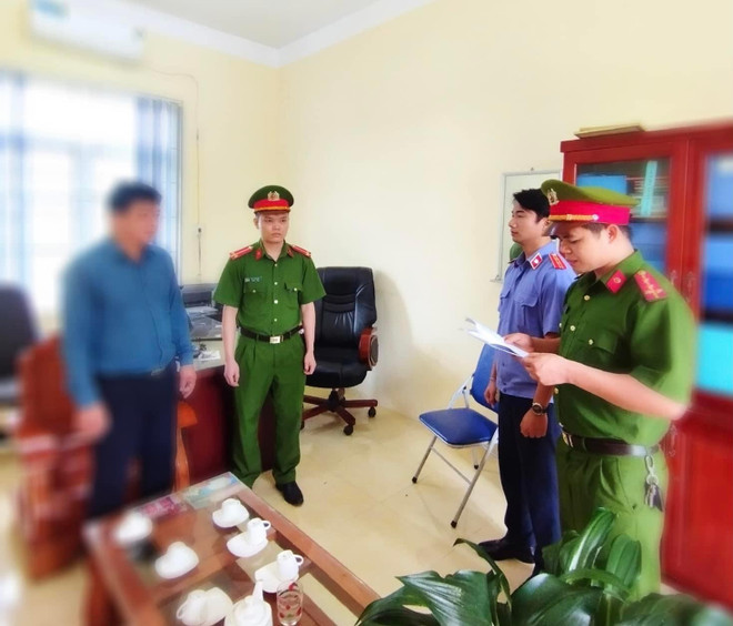 Cơ quan Cảnh sát điều tra đọc lệnh bắt tạm giam bị can Bạch.C.T, Hiệu trưởng Trường TH &THCS xã Bình Sơn để điều tra về tội dâm ô. (Nguồn: Công an tỉnh Hoà Bình) Hòa Bình: Khởi tố, tạm giam một hiệu trưởng dâm ô người dưới 16 tuổi ảnh 1