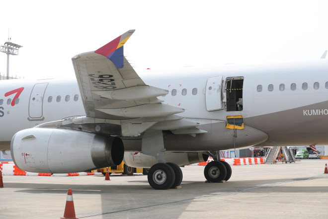 Máy bay của Hãng hàng không Asiana Airlines phải hạ cánh khẩn cấp xuống sân bay quốc tế Daegu, Hàn Quốc, do một người đàn ông mở cửa thoát hiểm khi máy bay đang ở độ cao 213m, ngày 26/5/2023. (Ảnh: YONHAP/TTXVN) Asiana Airlines dừng bán vé ghế ngồi sát lối thoát hiểm khẩn cấp ảnh 1