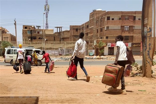 Người dân sơ tán tránh xung đột tại Khartoum, Sudan. (Ảnh: AFP/TTXVN) Mỹ, Saudi Arabia kêu gia hạn ngừng bắn ở Sudan để hỗ trợ nhân đạo ảnh 1