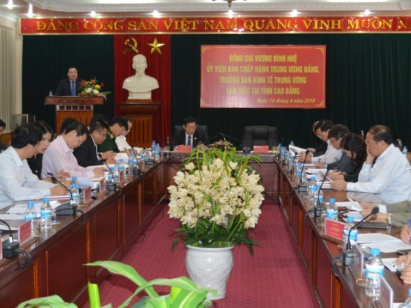 Chủ tịch UBND tỉnh Cao Bằng Nguyễn Hoàng Anh báo cáo công tác phát triển kinh tế-xã hội của tỉnh. (Ảnh: Ban kinh tế Trung ương) Cao Bằng đề xuất kế hoạch kết nối với cao tốc Lạng Sơn-Hà Nội ảnh 1