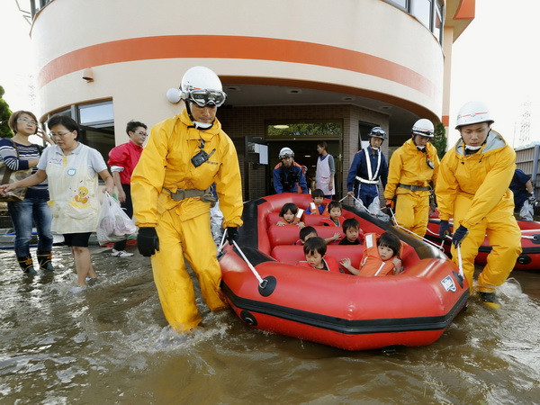 Bão Vongfong cực mạnh đổ bộ vào Nhật Bản, 20 người bị thương ảnh 1