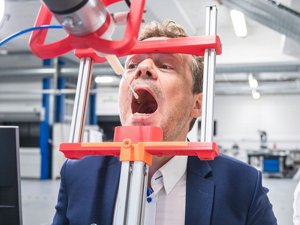 Đan Mạch phát triển robot lấy mẫu xét nghiệm COVID-19 tự động ảnh 1