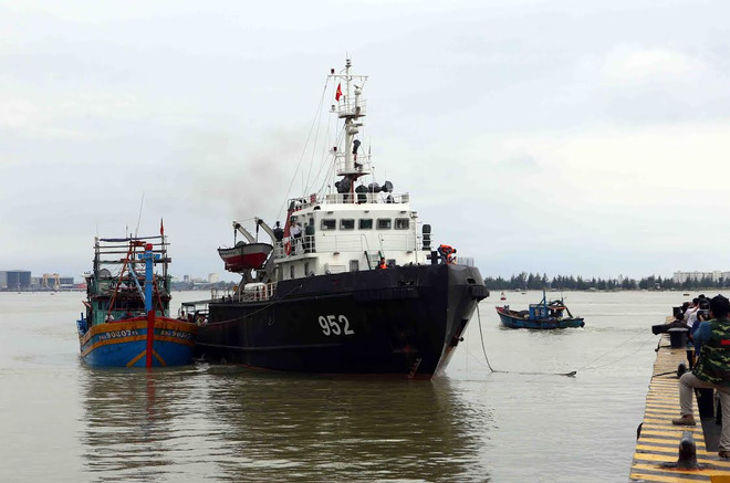 Lai dắt tàu cá cùng 10 ngư dân gặp nạn về đất liền an toàn ảnh 1