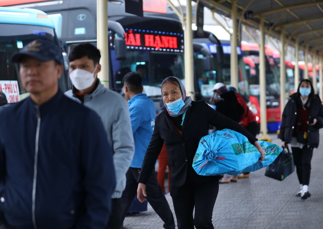 Hành khách đến Bến xe Giáp Bát trong chiều 30/12. (Ảnh: Hoàng Hiếu/TTXVN) Cửa ngõ thủ đô Hà Nội ùn tắc cục bộ những ngày cuối năm 2022 ảnh 1