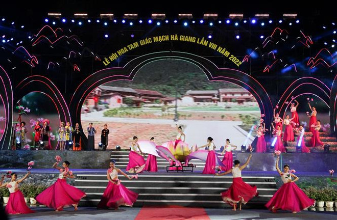 Chương trình nghệ thuật tại Lễ khai mạc Lễ hội hoa Tam Giác Mạch lần thứ 8. (Ảnh: Nam Thái/TTXVN) Khai mạc Lễ hội hoa Tam giác mạch "Sức sống cao nguyên đá" ảnh 1