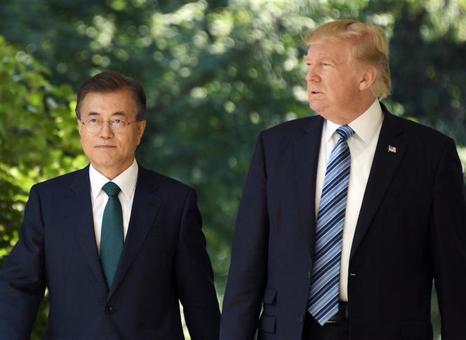 Tổng thống Mỹ Donald Trump (phải) và Tổng thống Hàn Quốc Moon Jae-in (trái) trong cuộc gặp tại Nhà Trắng ở Washington, DC ngày 30/6/2017. (Nguồn: AFP/TTXVN) Tổng thống Hàn Quốc thăm Mỹ bàn về vấn đề Triều Tiên ảnh 1