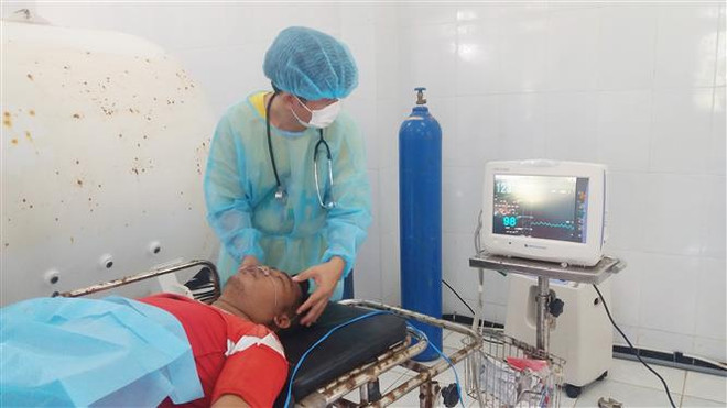 Bệnh xá đảo Song Tử Tây cấp cứu một ngư dân bị giảm áp do lặn sâu ảnh 1