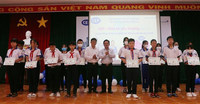 Chia sẻ khó khăn với người lao động nghèo ảnh hưởng bởi dịch COVID-19 ảnh 1