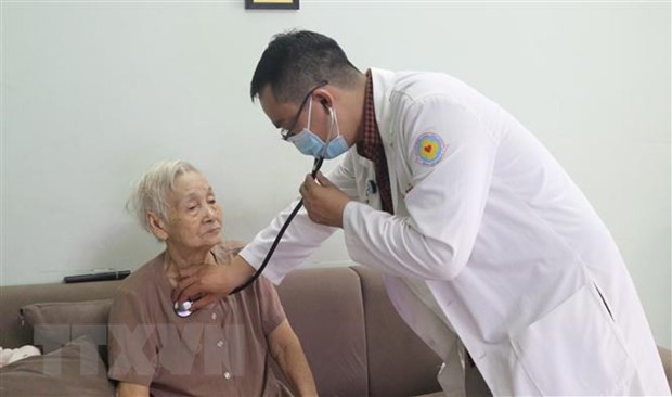 Loãng xương là bệnh thường hay gặp ở người cao tuổi. (Nguồn: TTXVN) Phòng chống bệnh loãng xương: Đừng chủ quan để rồi tàn phế ảnh 1