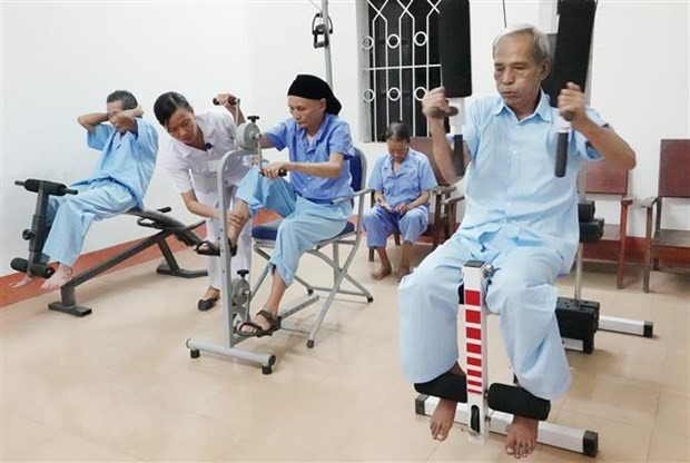 Tập thể dục với các bài vận động phù hợp là một trong những cách phòng chống loãng xương. (Nguồn: TTXVN) Phòng chống bệnh loãng xương: Đừng chủ quan để rồi tàn phế ảnh 2