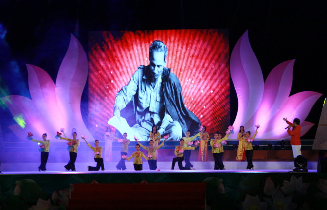 Hoành tráng chương trình nghệ thuật "Ngàn hoa dâng Bác" ảnh 1