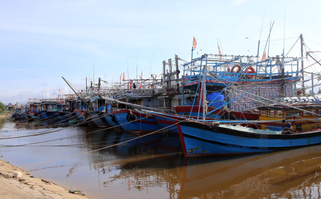 Quảng Trị yêu cầu người dân không ra khỏi nhà, học sinh nghỉ học ảnh 1