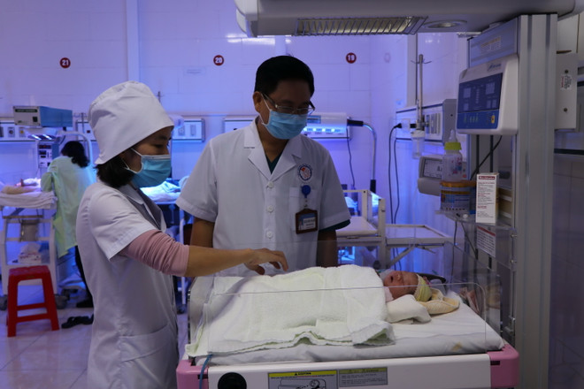 Cháu bé bị bỏ rơi được chăm sóc tại khoa Nhi của Bệnh viện Sản Nhi Yên Bái. (Ảnh: Đức Tưởng/TTXVN) Yên Bái: Bé gái bị bỏ rơi ở bệnh viện đã được mẹ đón về nuôi dưỡng ảnh 1