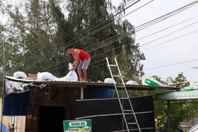 Bộ đội Biên phòng Quảng Nam sơ tán hàng ngàn người dân, chạy bão số 9 ảnh 1
