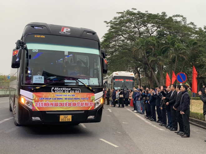 Chuyến xe đưa công nhân về quê đón Tết. (Ảnh: Minh Nghĩa/TTXVN) Hà Nội: Hàng ngàn công nhân khó khăn được hỗ trợ xe về quê đón Tết ảnh 2