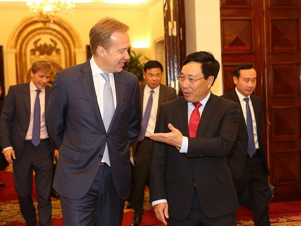 Phó Thủ tướng Phạm Bình Minh tiếp Chủ tịch Diễn đàn Kinh tế thế giới ảnh 1