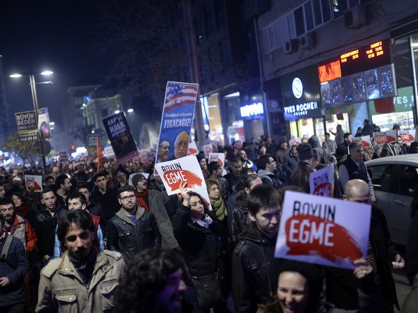 Biểu tình phản đối tham nhũng ở quận Kadikoy, Istanbul ngày 25/12/2013. (Nguồn: AFP/TTXVN) Thổ Nhĩ Kỳ cách chức lãnh đạo truyền thông và ngân hàng ảnh 1